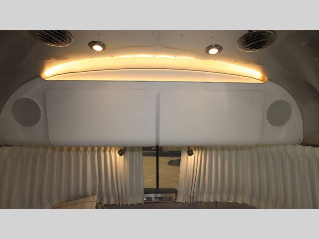 A photo of this 2021 Airstream Globetrotter 27FBT