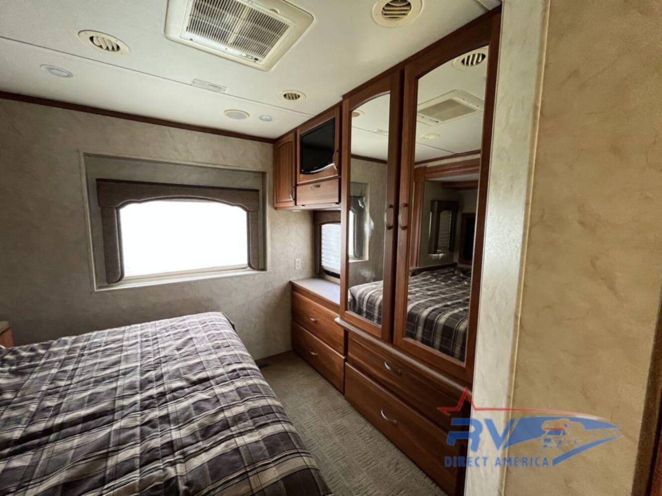 A photo of this 2009 Monaco Monarch Serries 36PCT