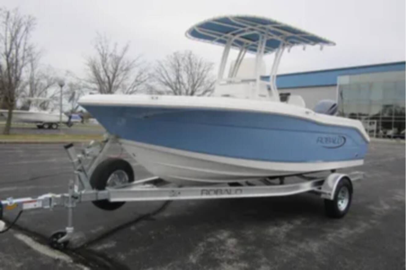 A photo of this 2024 Robalo R180