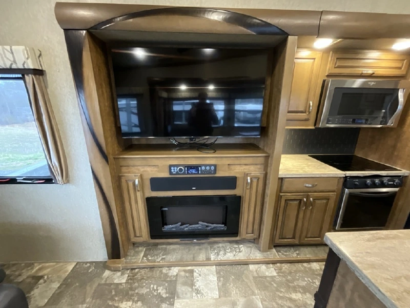 2018 FOREST RIVER CEDAR CREEK HATHAWAY 34RL2