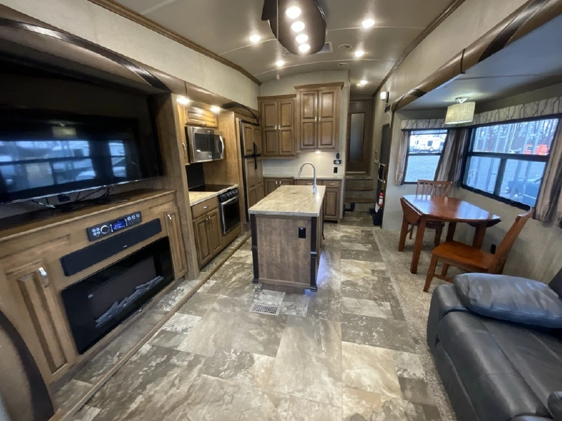 2018 FOREST RIVER CEDAR CREEK HATHAWAY 34RL2