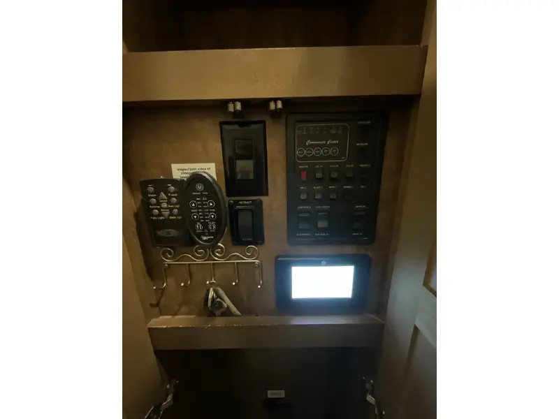 2018 FOREST RIVER CEDAR CREEK HATHAWAY 34RL2