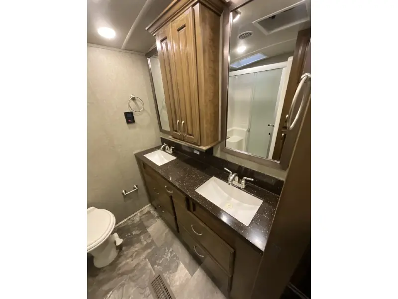 2018 FOREST RIVER CEDAR CREEK HATHAWAY 34RL2