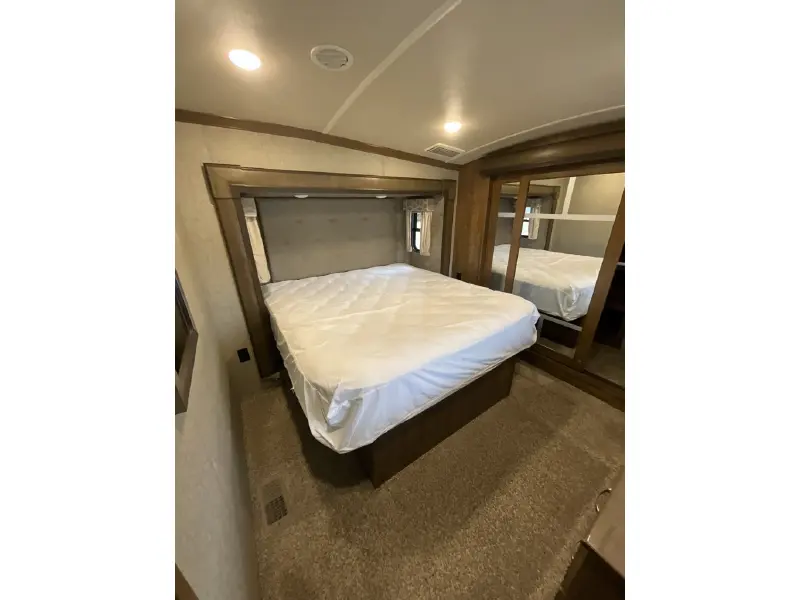 2018 FOREST RIVER CEDAR CREEK HATHAWAY 34RL2