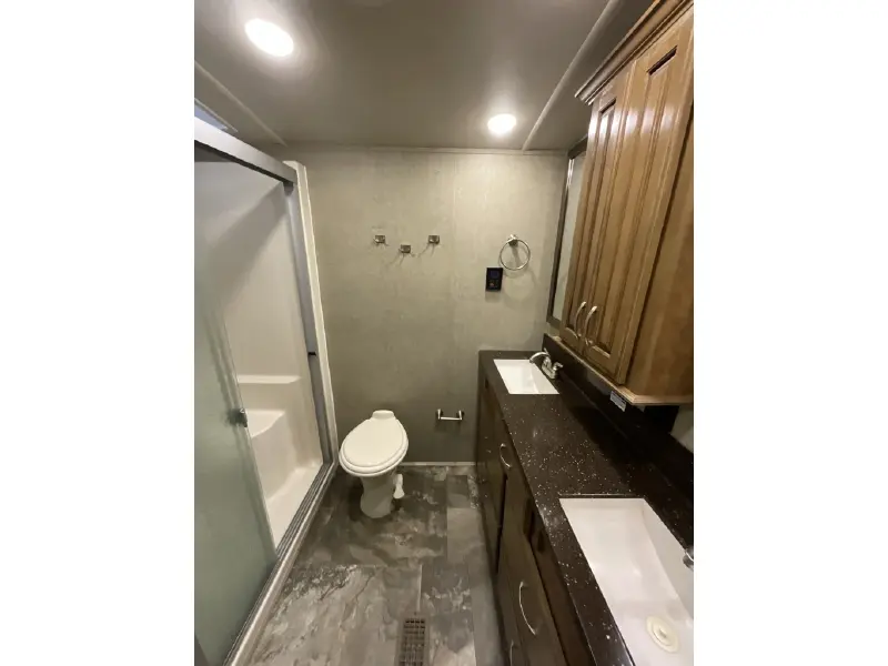 2018 FOREST RIVER CEDAR CREEK HATHAWAY 34RL2
