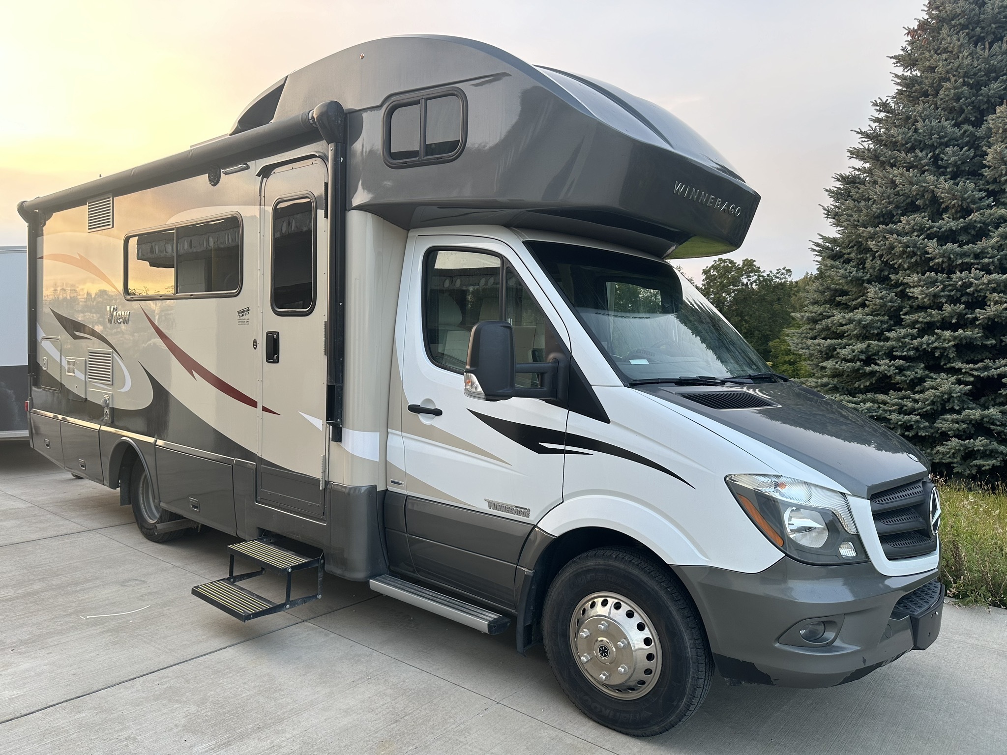 2016 Winnebago Navion 24M RV