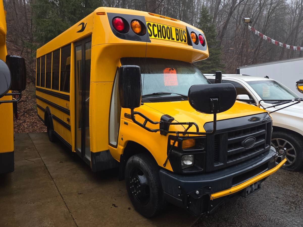 2016 FORD E450 in Allison Park, PA
