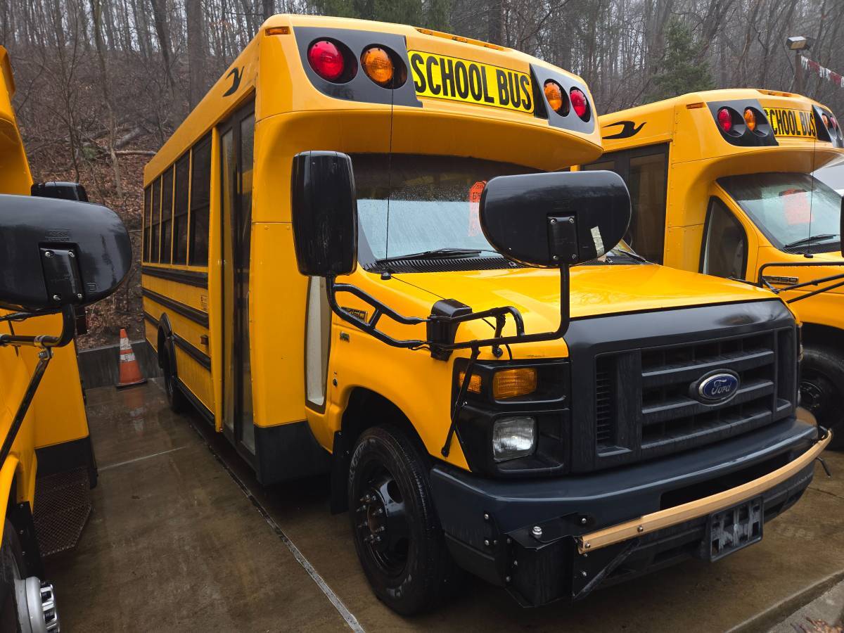 2016 FORD E450 in Allison Park, PA