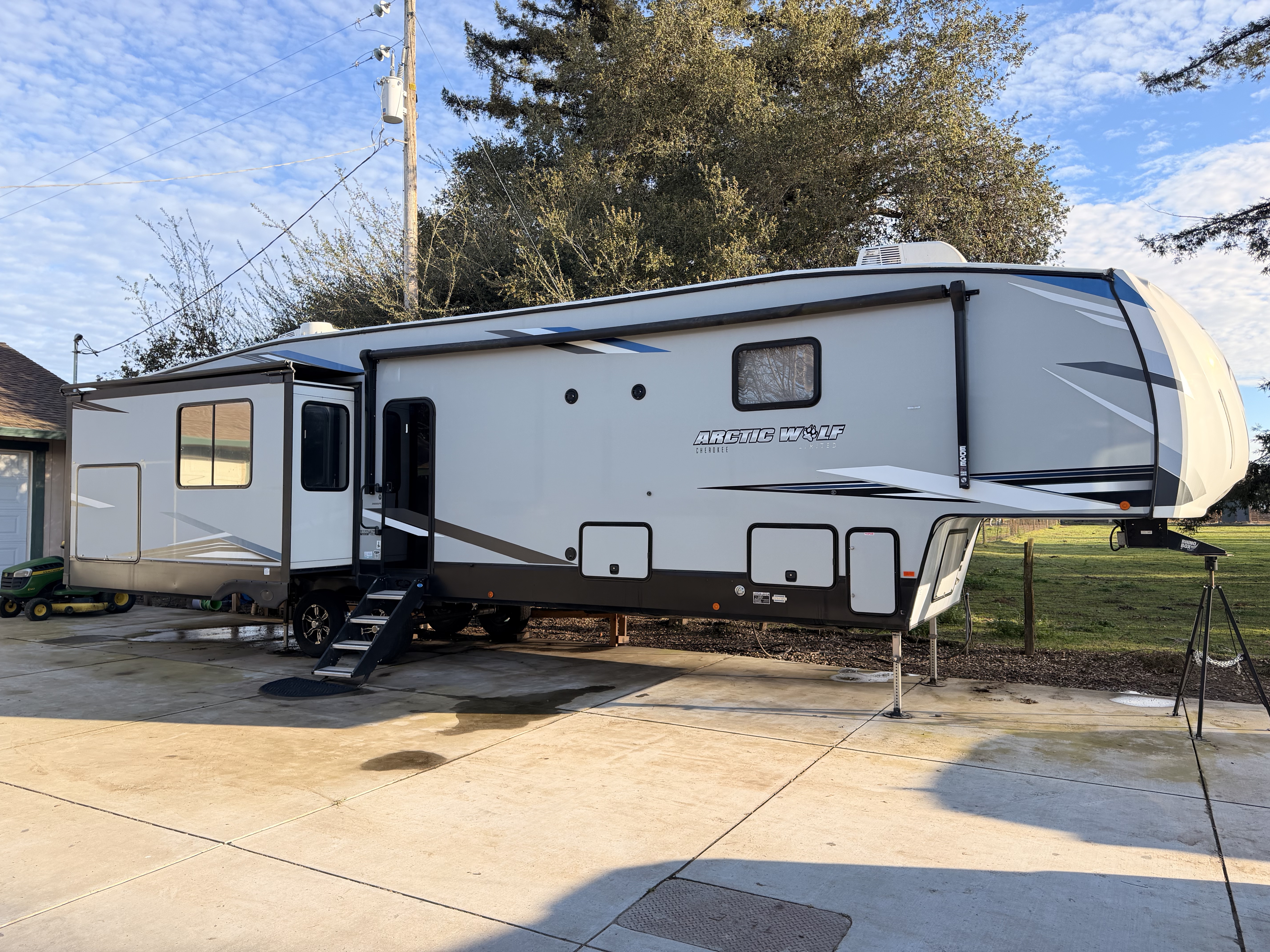 Used 2021 Forest River Cherokee Arctic Wolf 3660 Suite in Oakdale