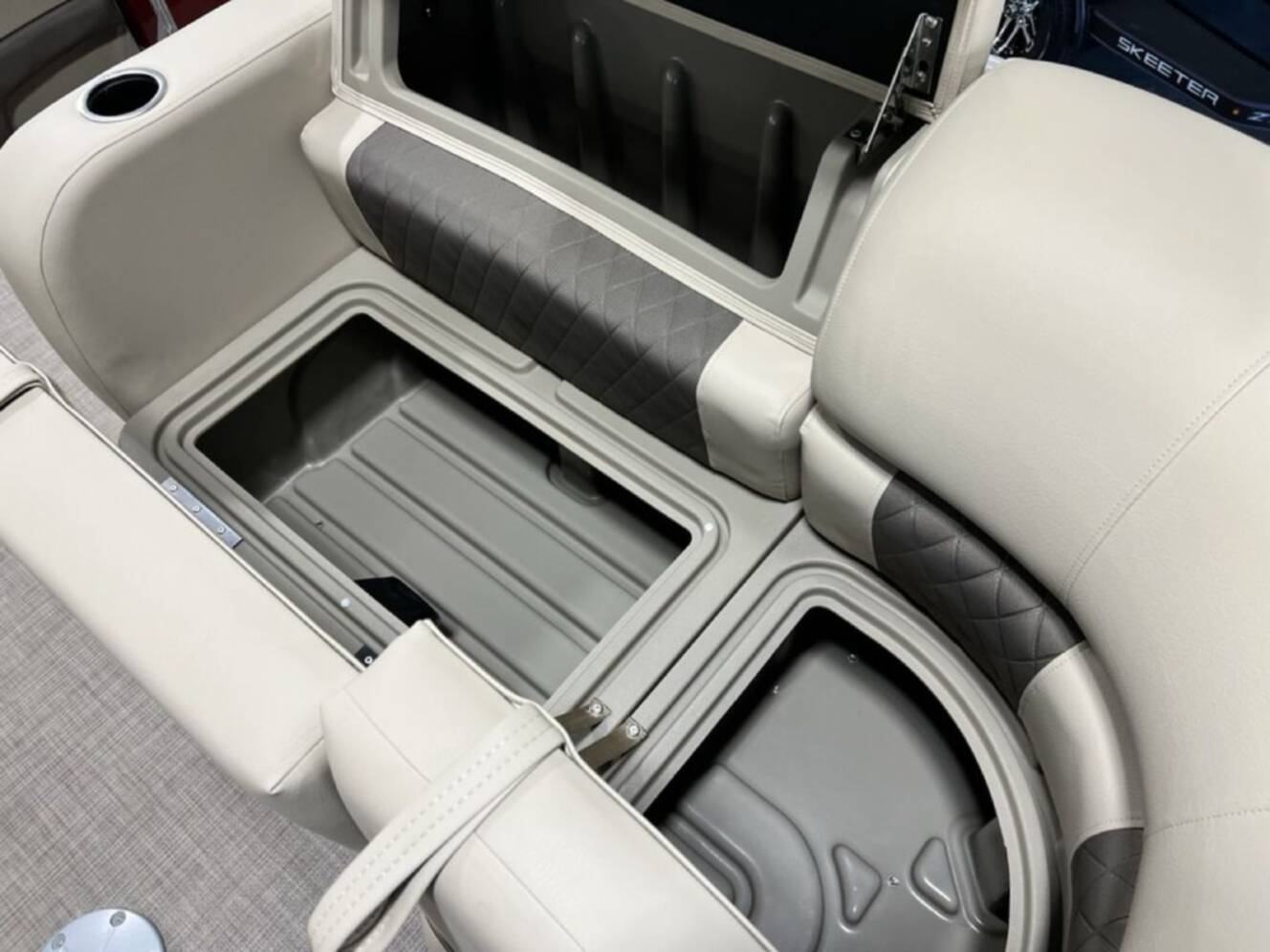 A photo of this 2025 Sun Tracker Party Barge® 22 RF DLX