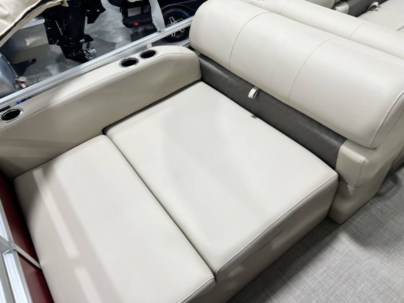 A photo of this 2025 Sun Tracker Party Barge® 22 RF DLX