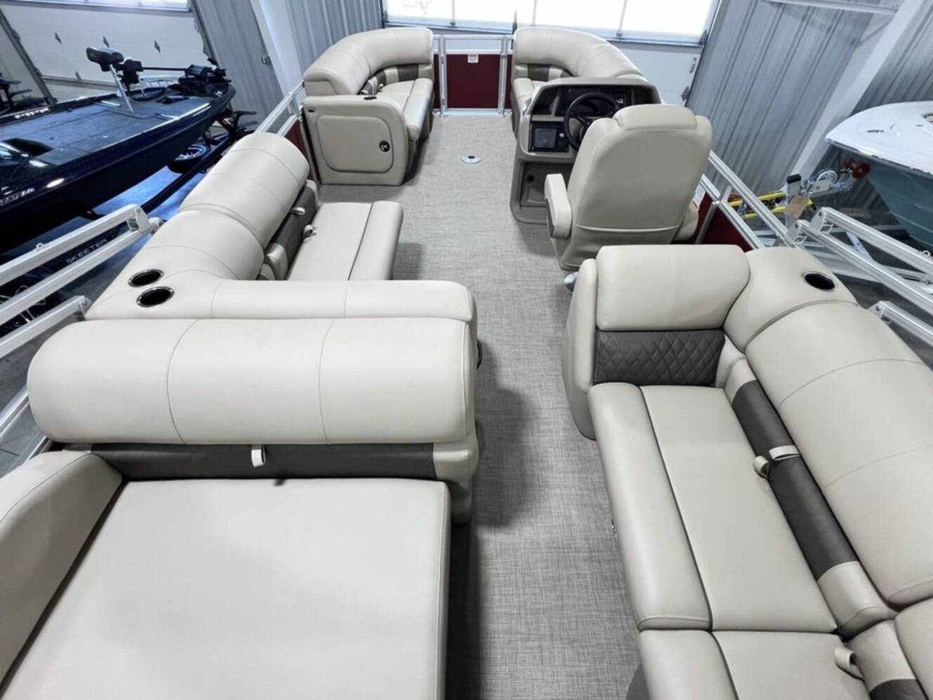 A photo of this 2025 Sun Tracker Party Barge® 22 RF DLX