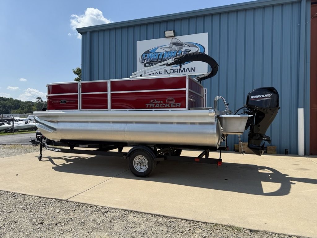 2026 Sun Tracker Party Barge® 16 DLX 22 RF XP3 in mooresville NC
