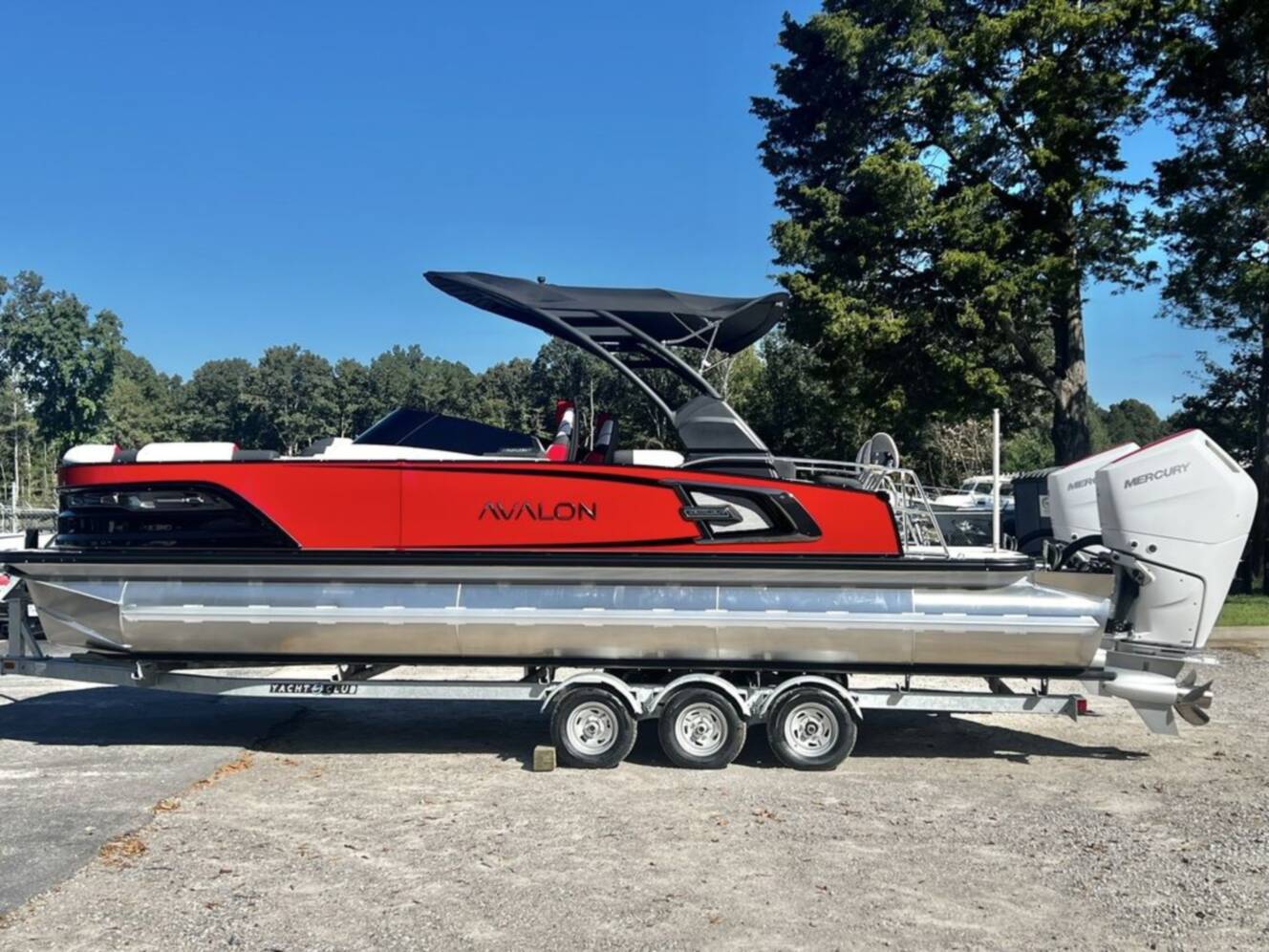 A photo of this 2025 Avalon Excalibur LTD 25' Twin Quad Lounge Windshield - Triple 