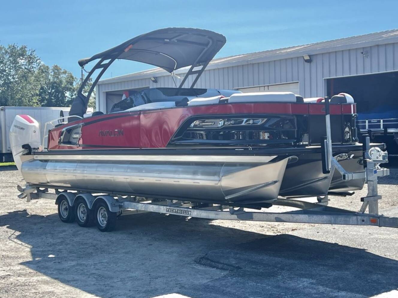 A photo of this 2025 Avalon Excalibur LTD 25' Twin Quad Lounge Windshield - Triple 
