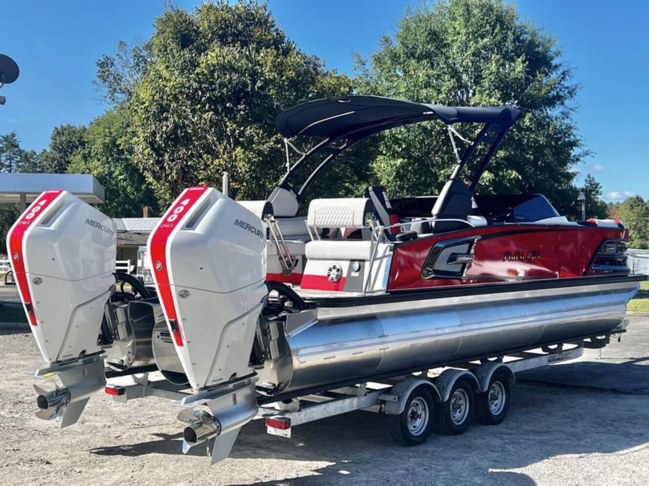 A photo of this 2025 Avalon Excalibur LTD 25' Twin Quad Lounge Windshield - Triple 