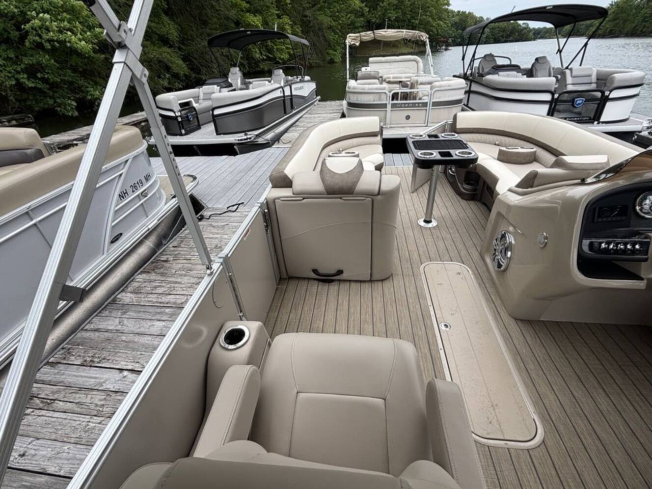 A photo of this 2022 Avalon CATALINA 2585 QL