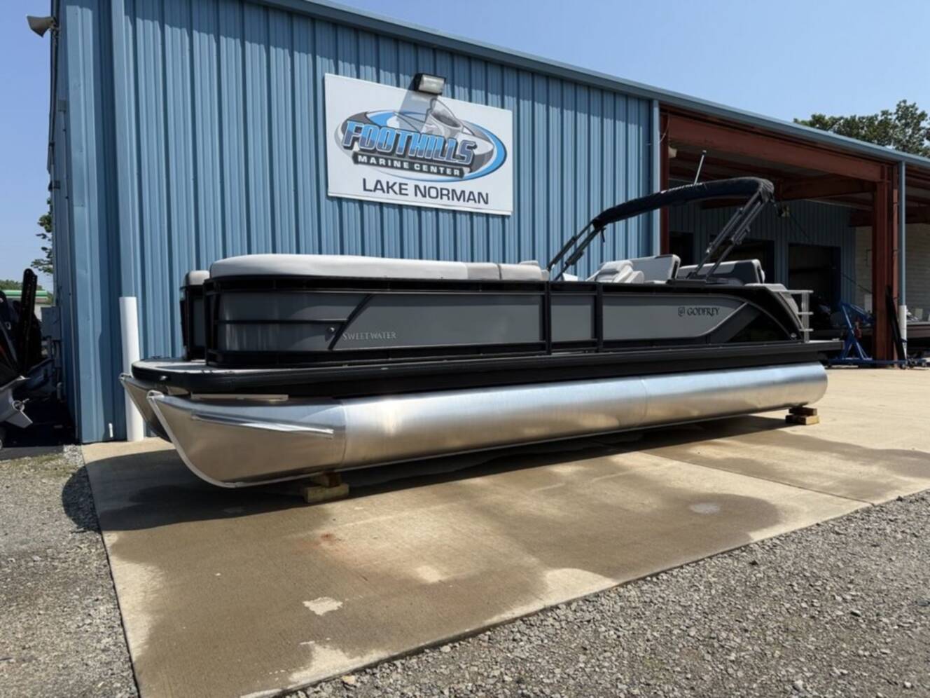 A photo of this 2025 Godfrey Pontoons Sweetwater 2486 DT 27 iMPACT Package (27 in. Center Tub