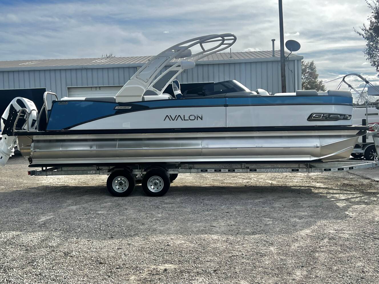 A photo of this 2026 Avalon Catalina 25' Quad Lounge Windshield Triple-Toon