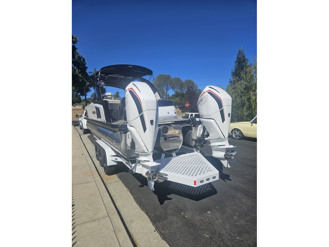 A photo of this 2025 Avalon Excalibur Elite Windshield 27FT