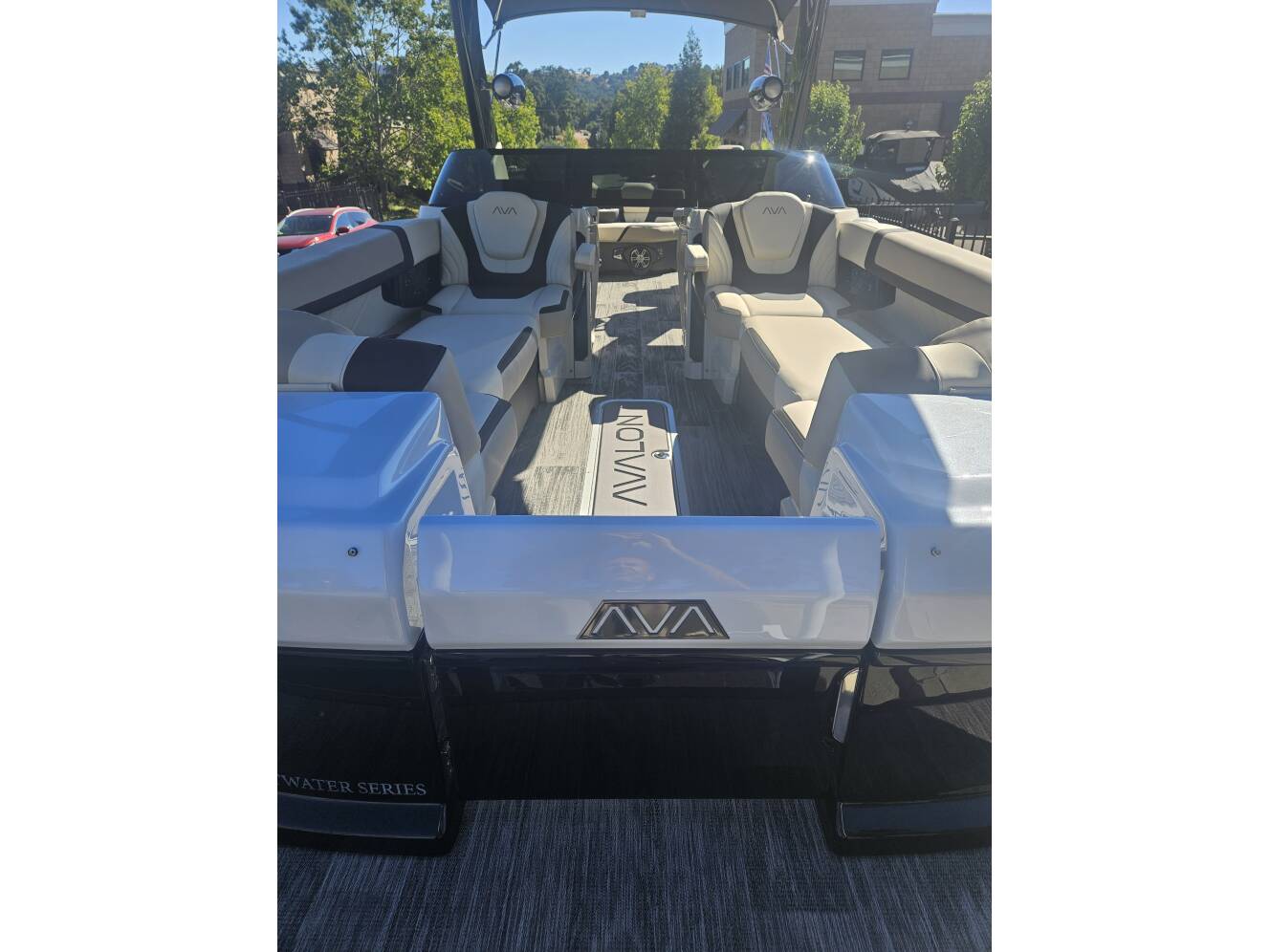 A photo of this 2025 Avalon Excalibur Elite Windshield 27FT
