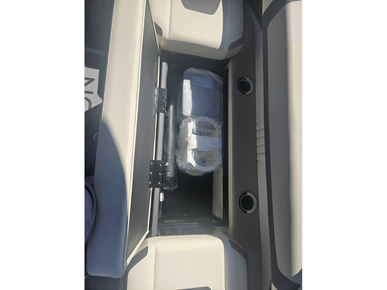 A photo of this 2025 Avalon Excalibur Elite Windshield 27FT