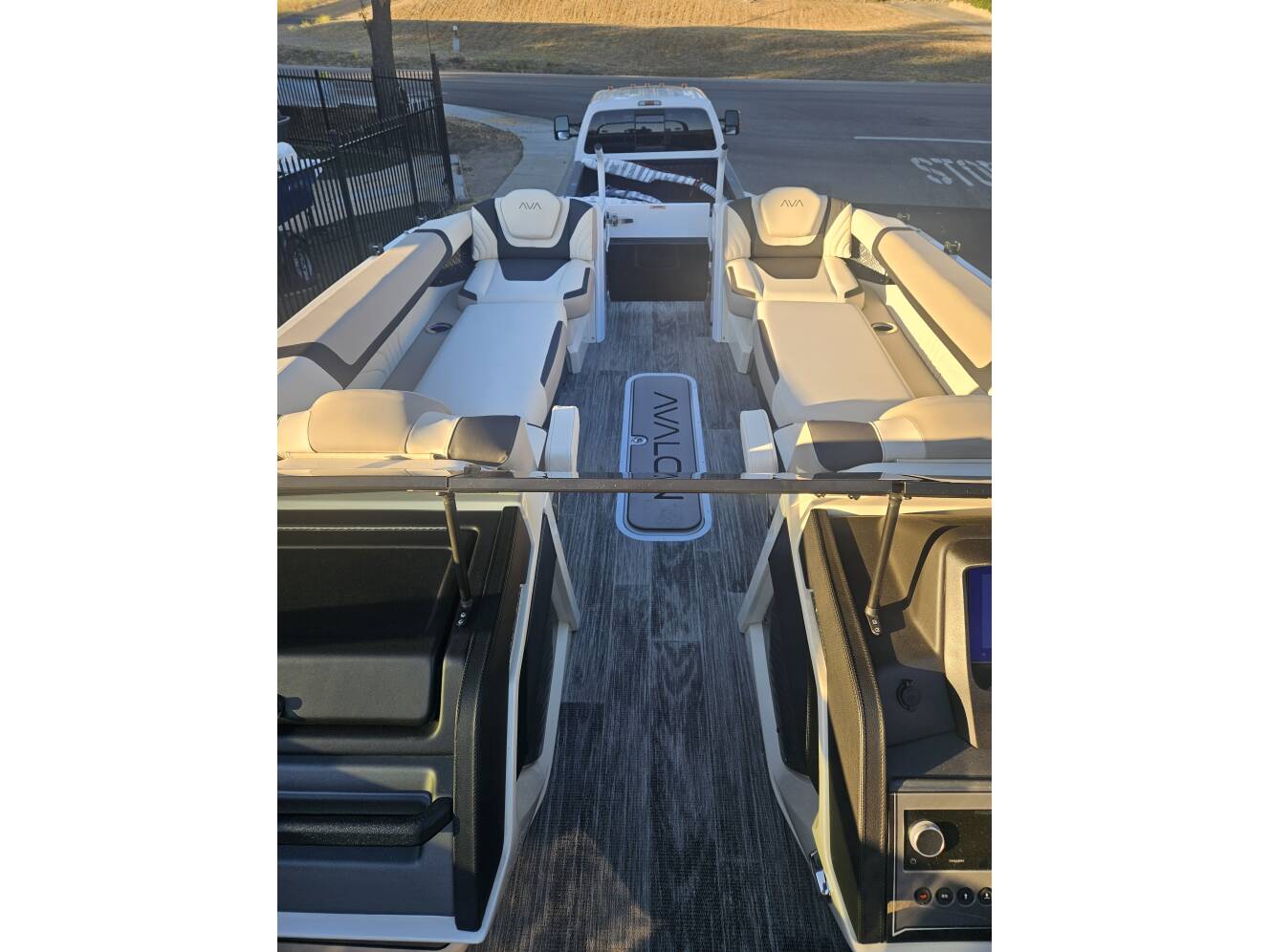 A photo of this 2025 Avalon Excalibur Elite Windshield 27FT