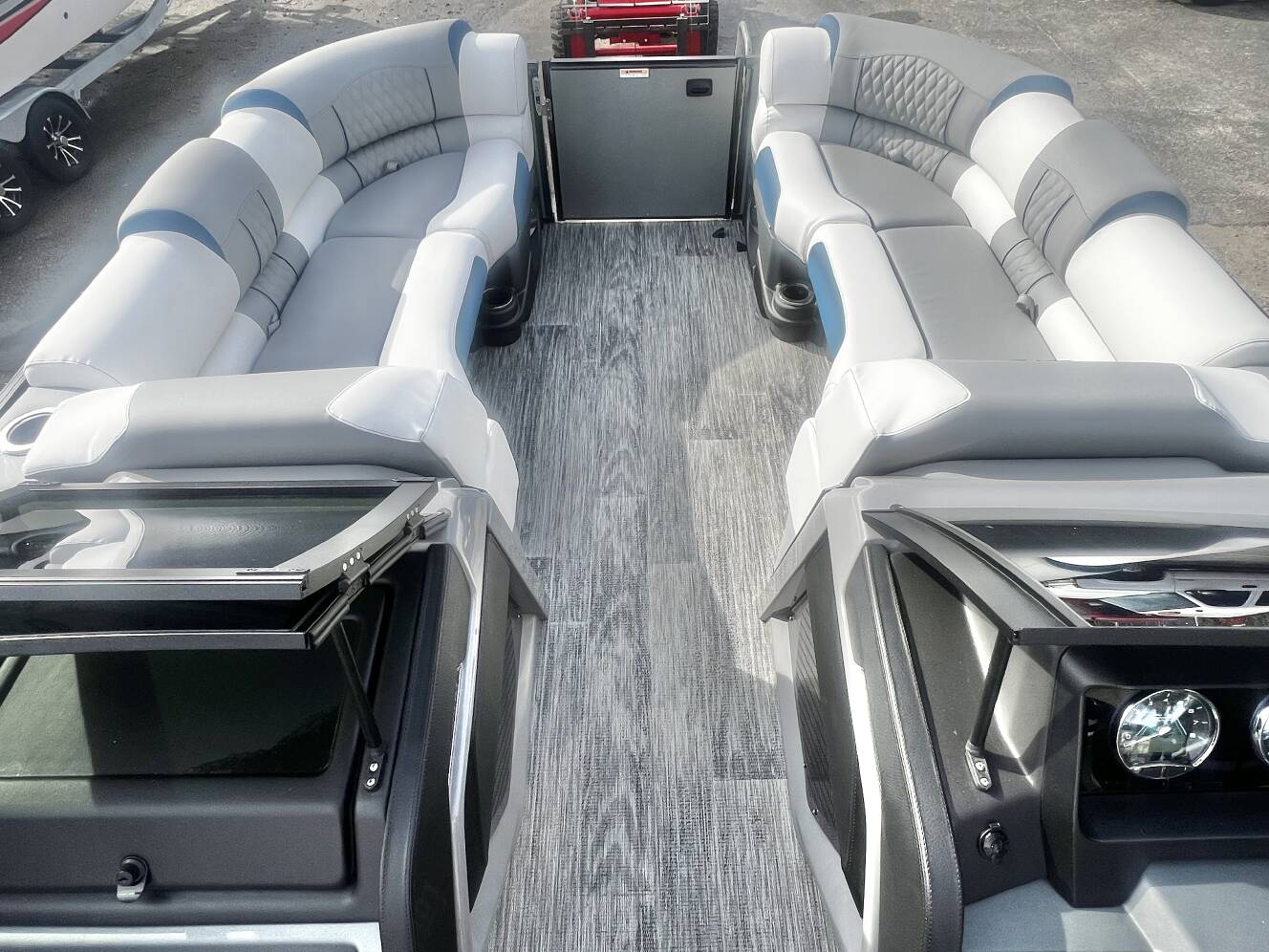 A photo of this 2026 Avalon Catalina 25' Quad Lounge Windshield Triple-Toon