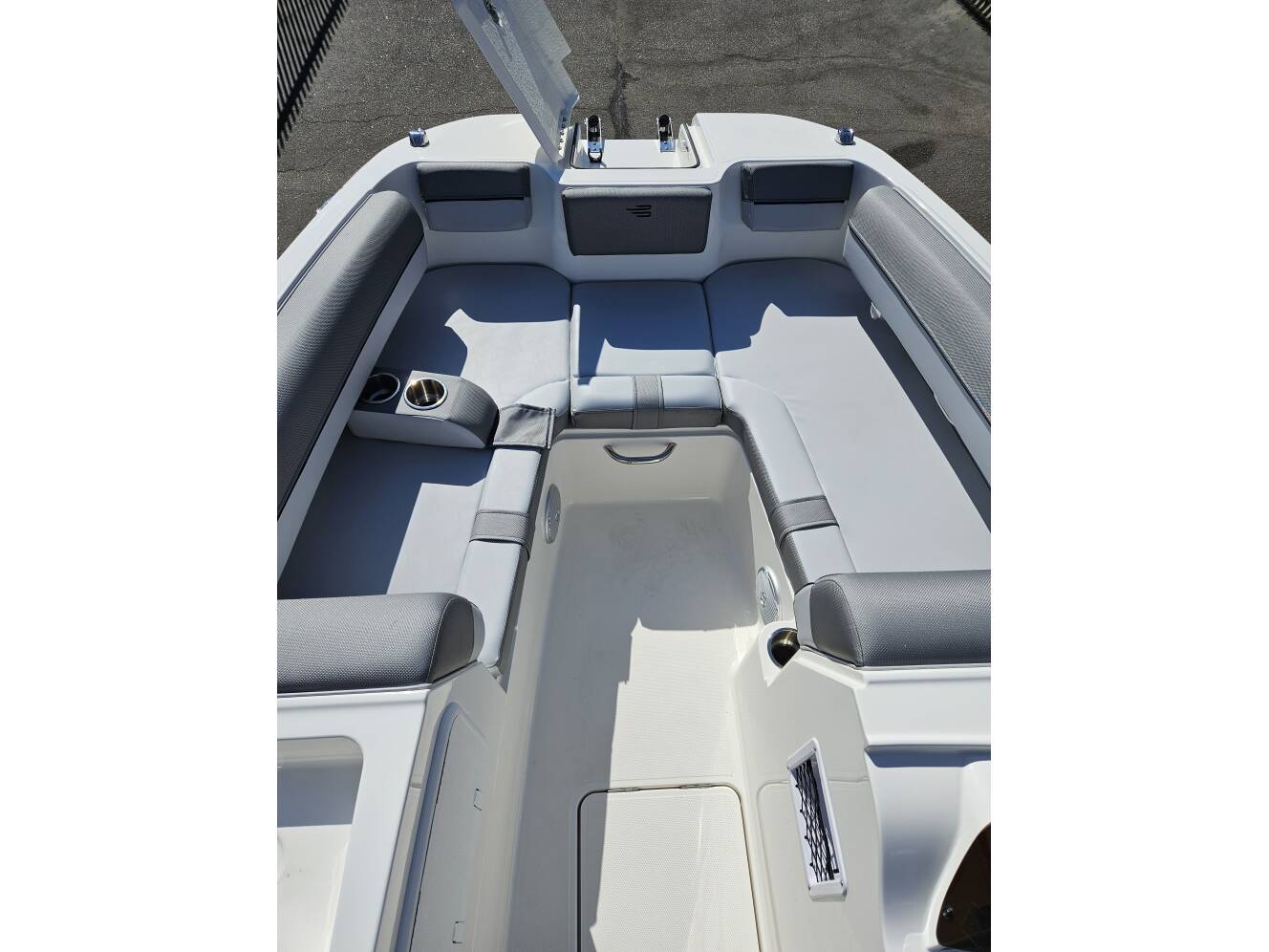 A photo of this 2024 Bayliner DX2050