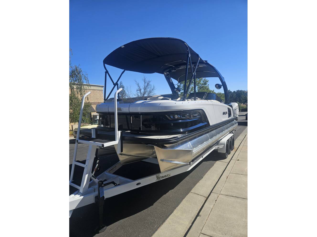 A photo of this 2025 Avalon Excalibur Elite Windshield 27FT