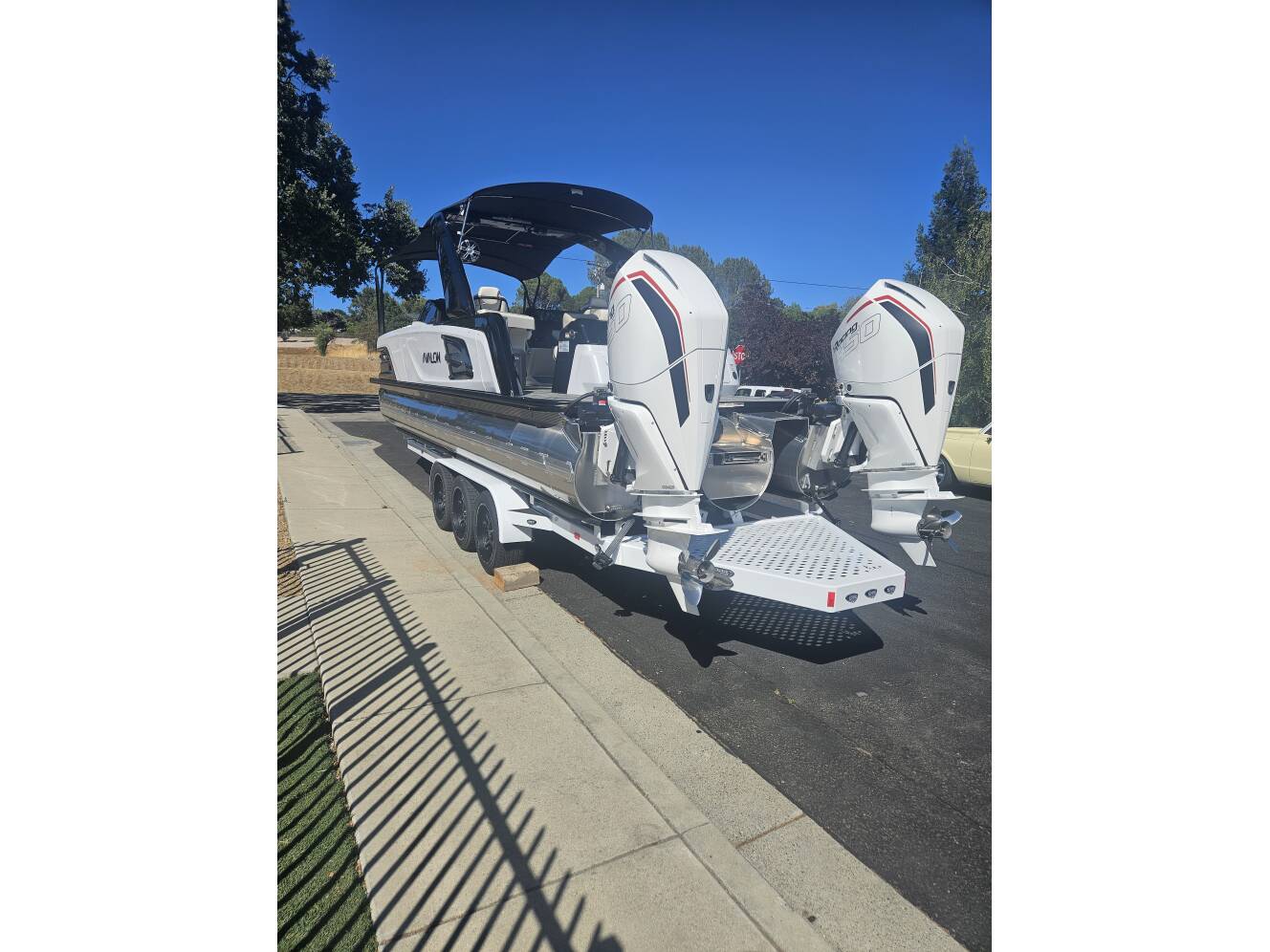 A photo of this 2025 Avalon Excalibur Elite Windshield 27FT