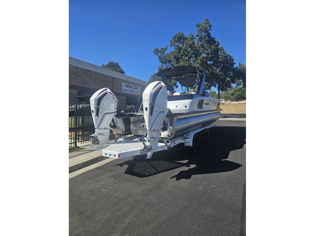 A photo of this 2025 Avalon Excalibur Elite Windshield 27FT
