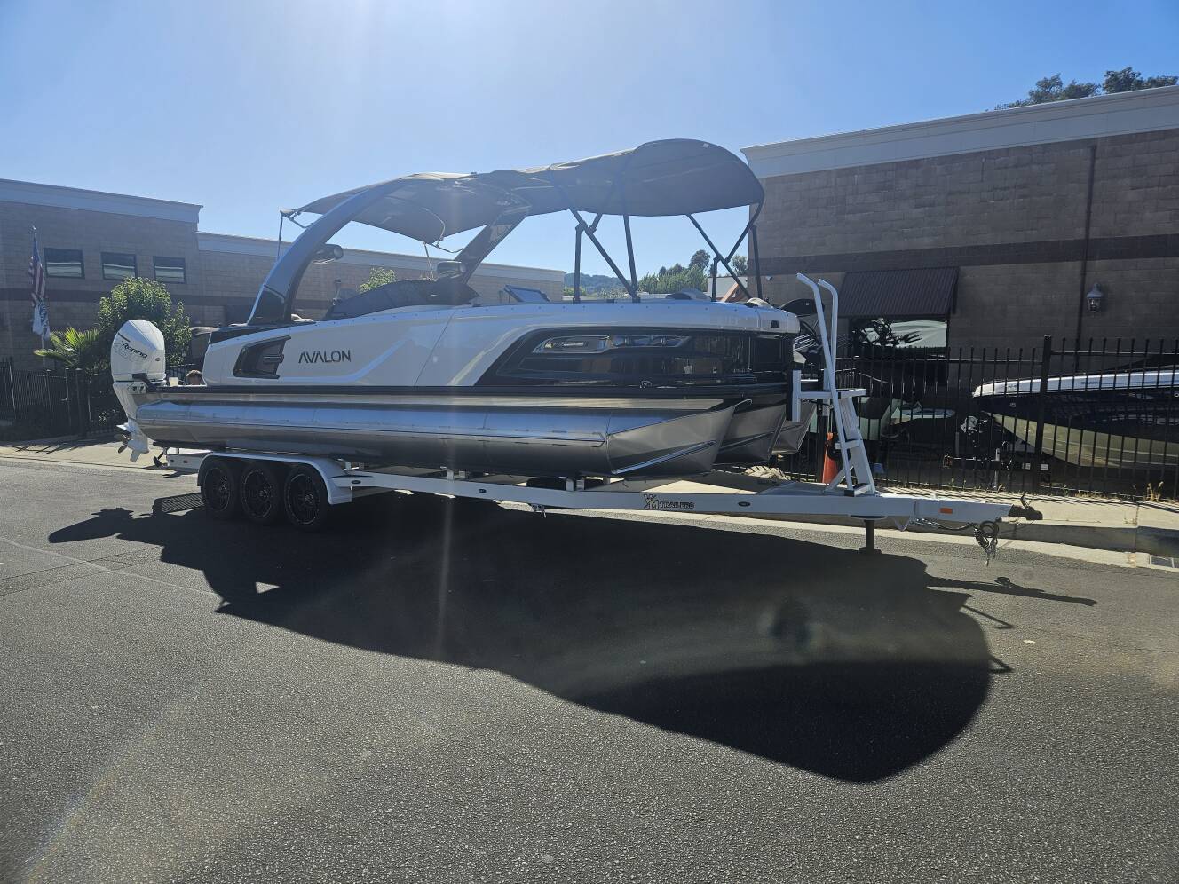 A photo of this 2025 Avalon Excalibur Elite Windshield 27FT