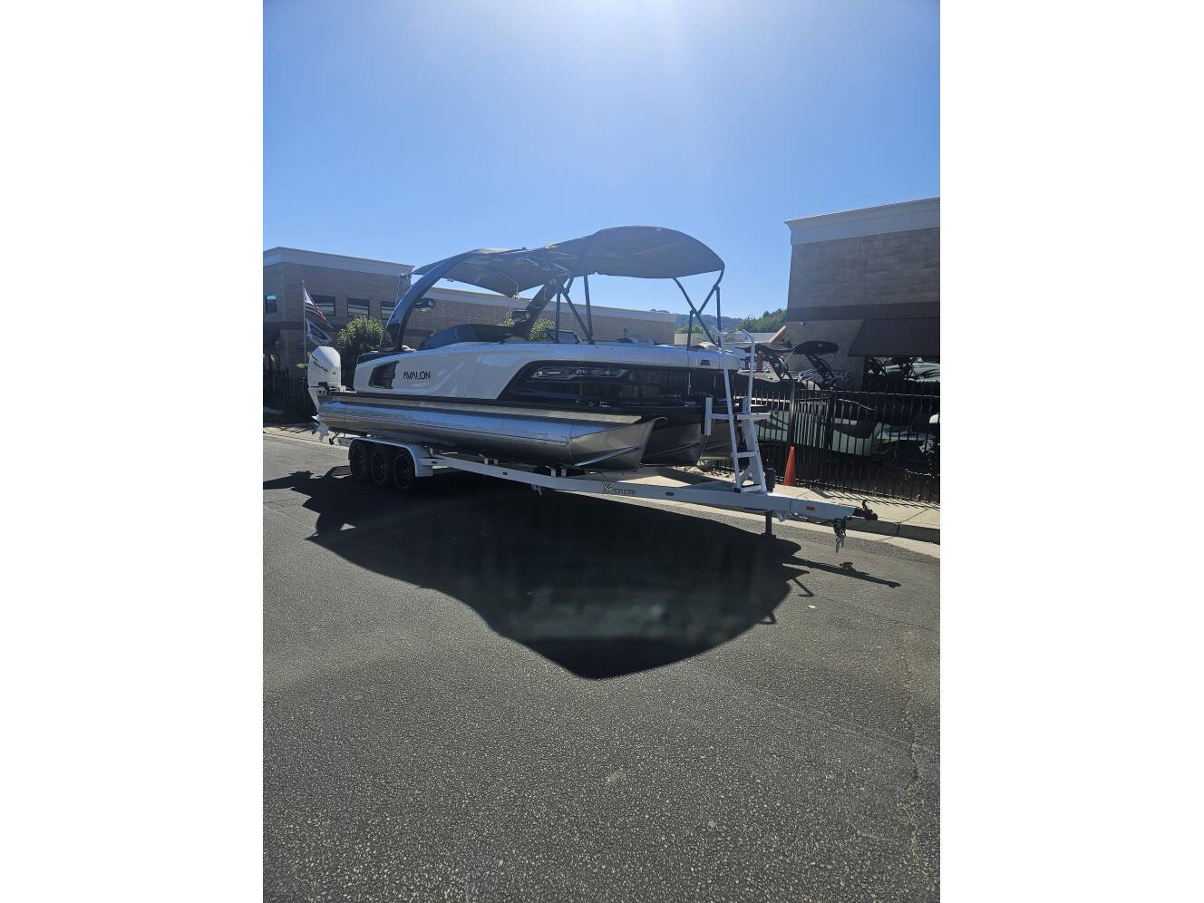 A photo of this 2025 Avalon Excalibur Elite Windshield 27FT