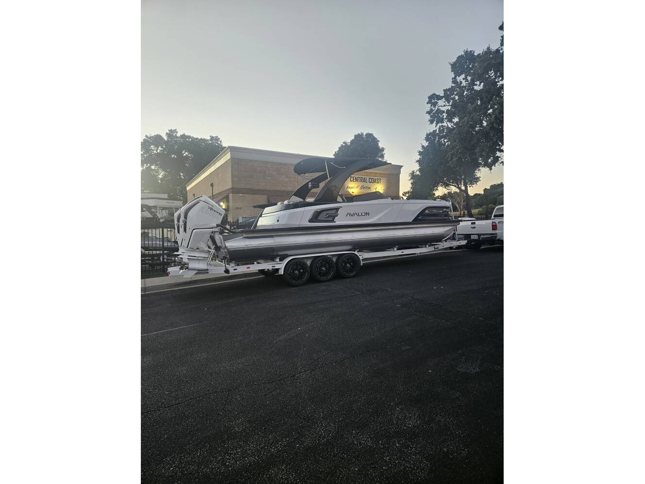 A photo of this 2025 Avalon Excalibur Elite Windshield 27FT