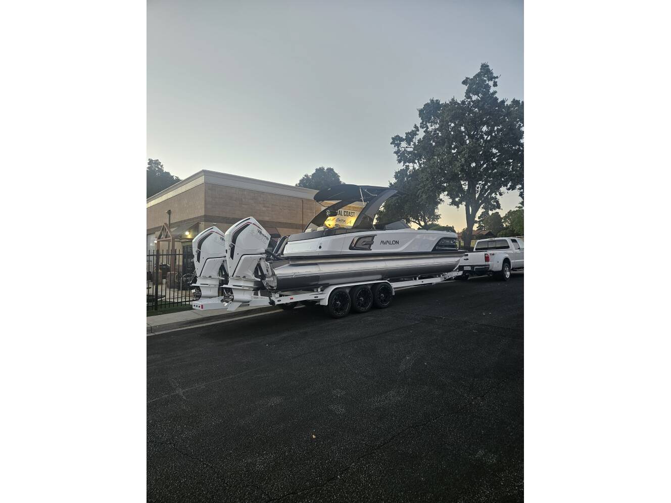 A photo of this 2025 Avalon Excalibur Elite Windshield 27FT