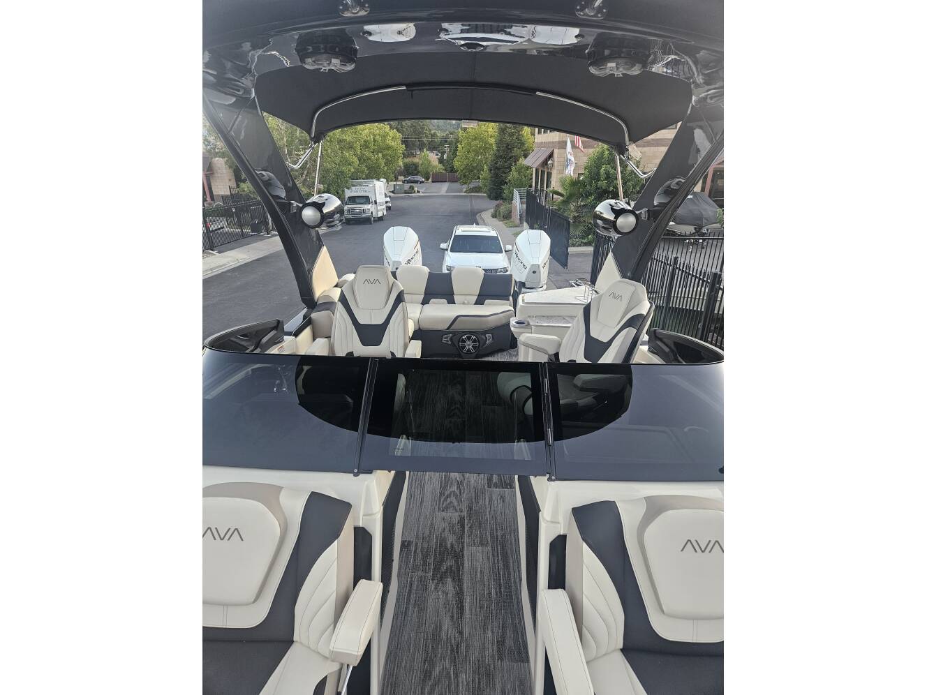 A photo of this 2025 Avalon Excalibur Elite Windshield 27FT
