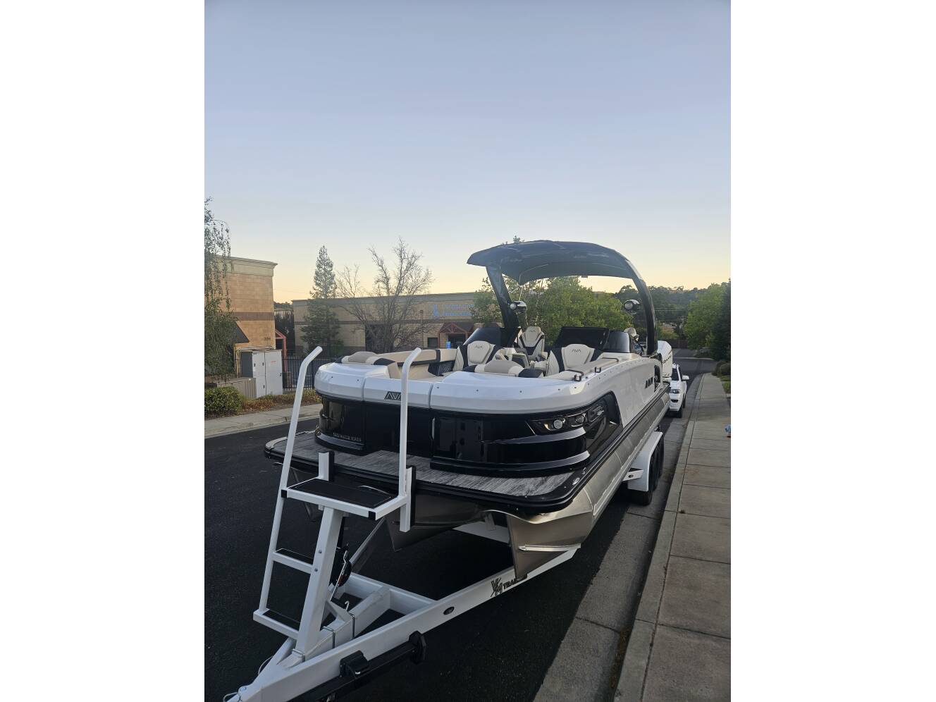 A photo of this 2025 Avalon Excalibur Elite Windshield 27FT