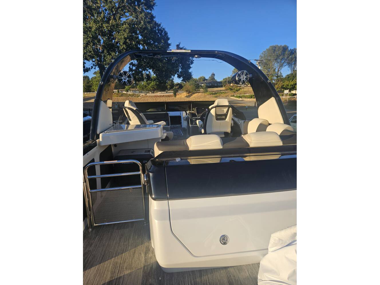 A photo of this 2025 Avalon Excalibur Elite Windshield 27FT