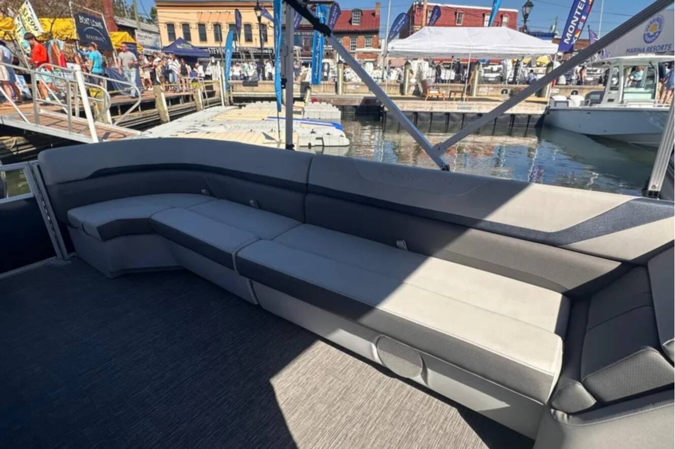 A photo of this 2024 Bennington 23SXSRC