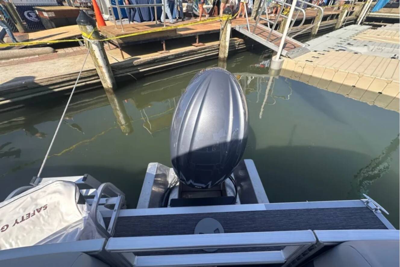 A photo of this 2024 Bennington 23SXSRC