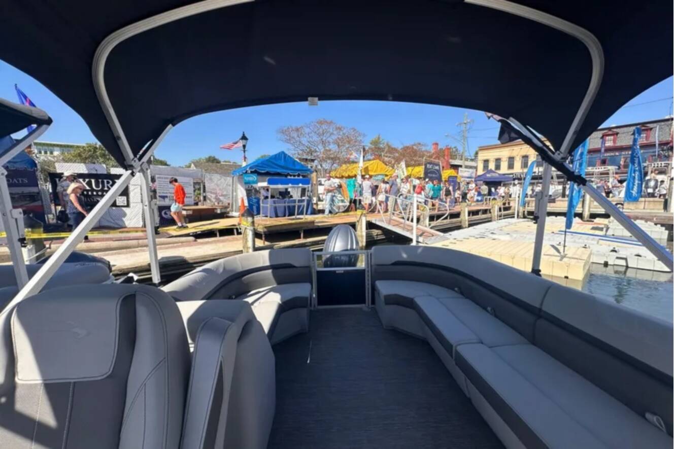 A photo of this 2024 Bennington 23SXSRC