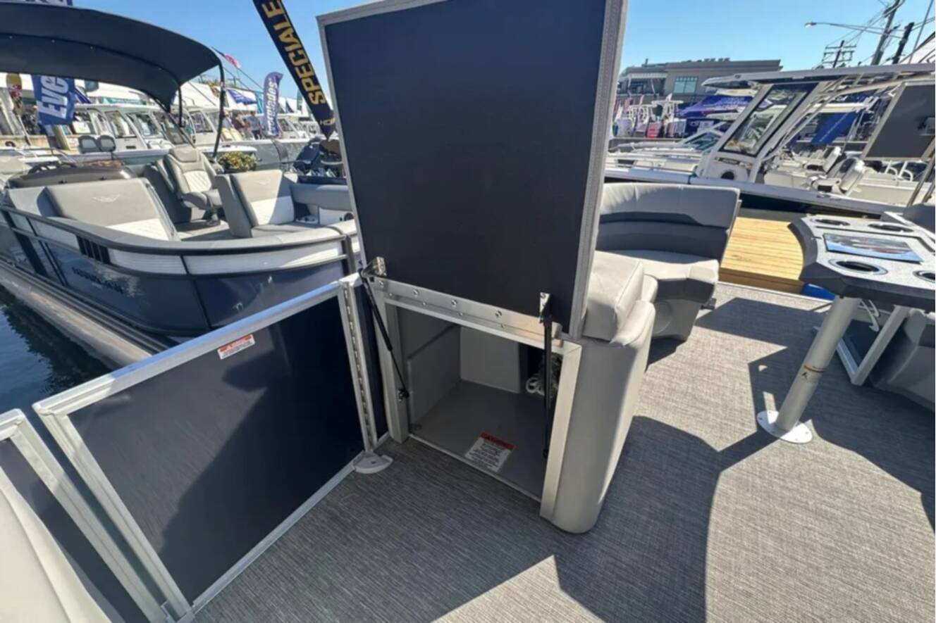 A photo of this 2024 Bennington 23SXSRC