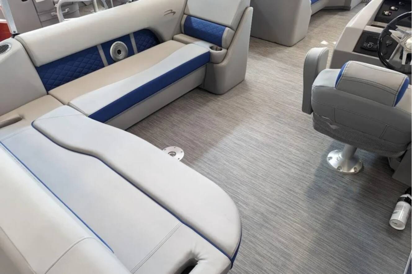 A photo of this 2024 Bennington 25LSB