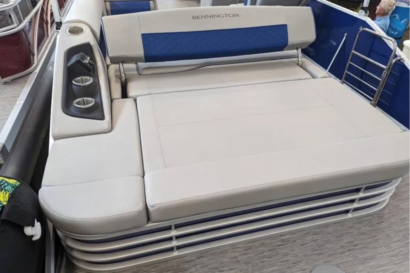 A photo of this 2024 Bennington 25LSB