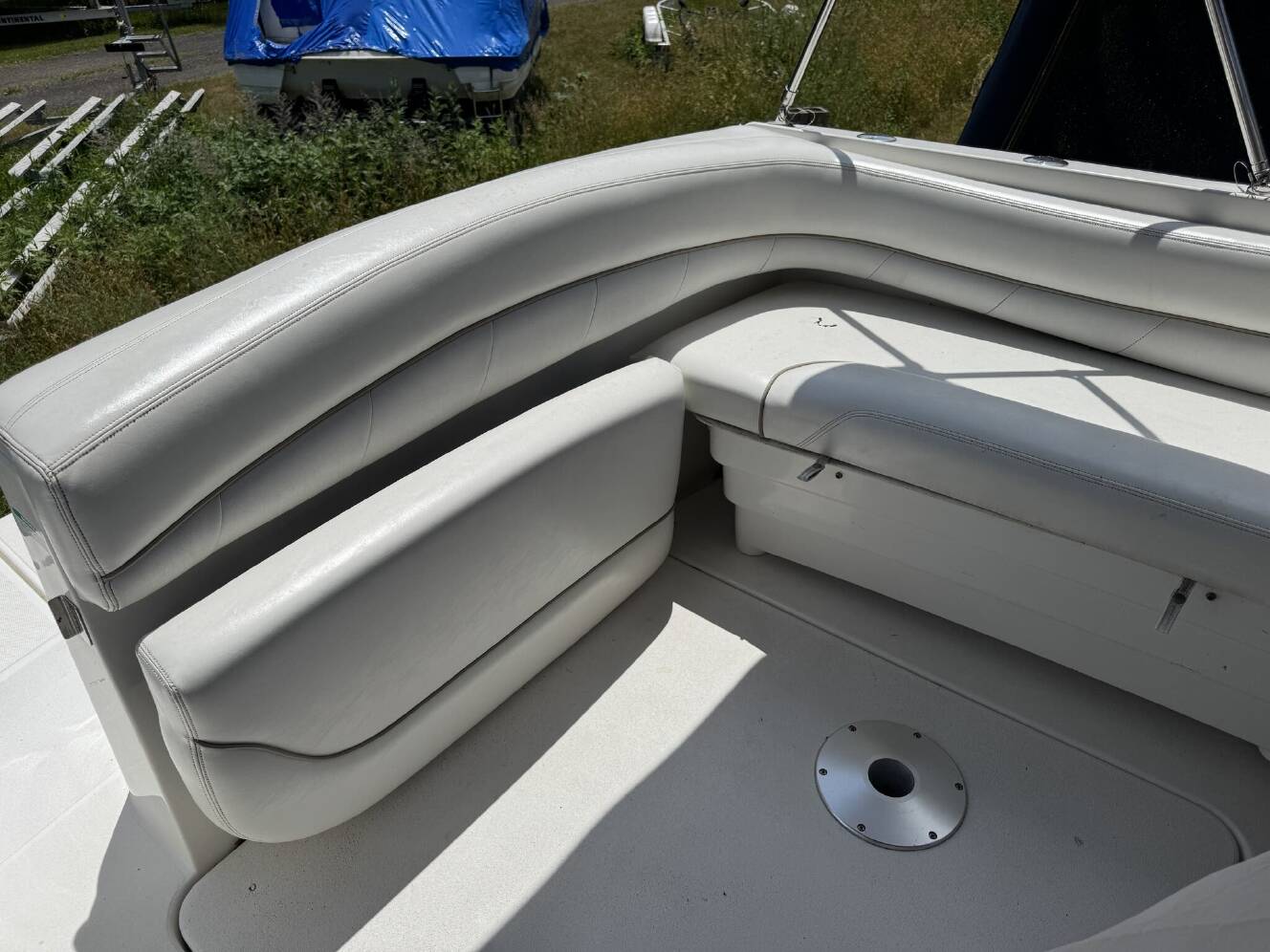 A photo of this 2000 Larson Cabrio 270