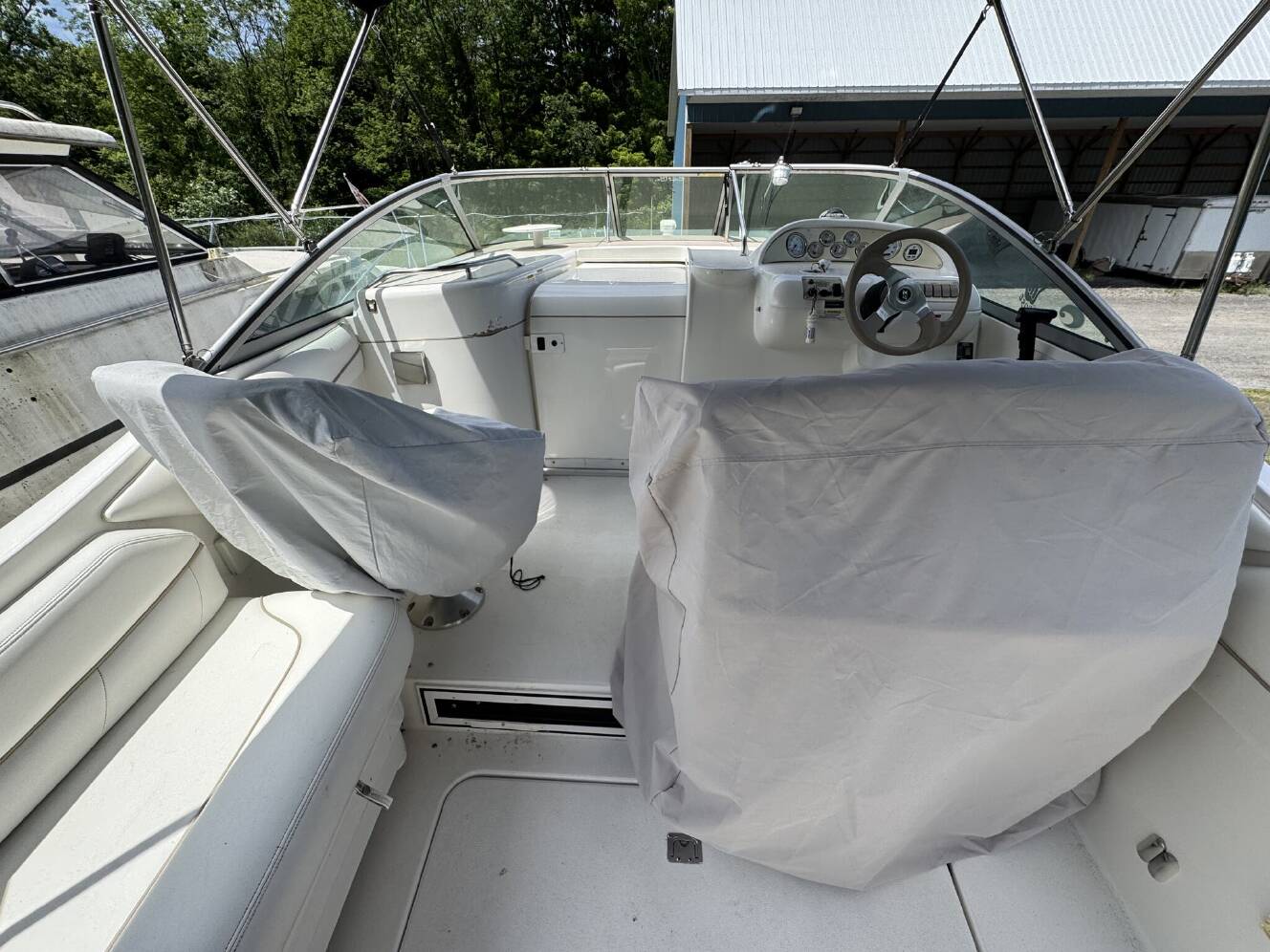 A photo of this 2000 Larson Cabrio 270
