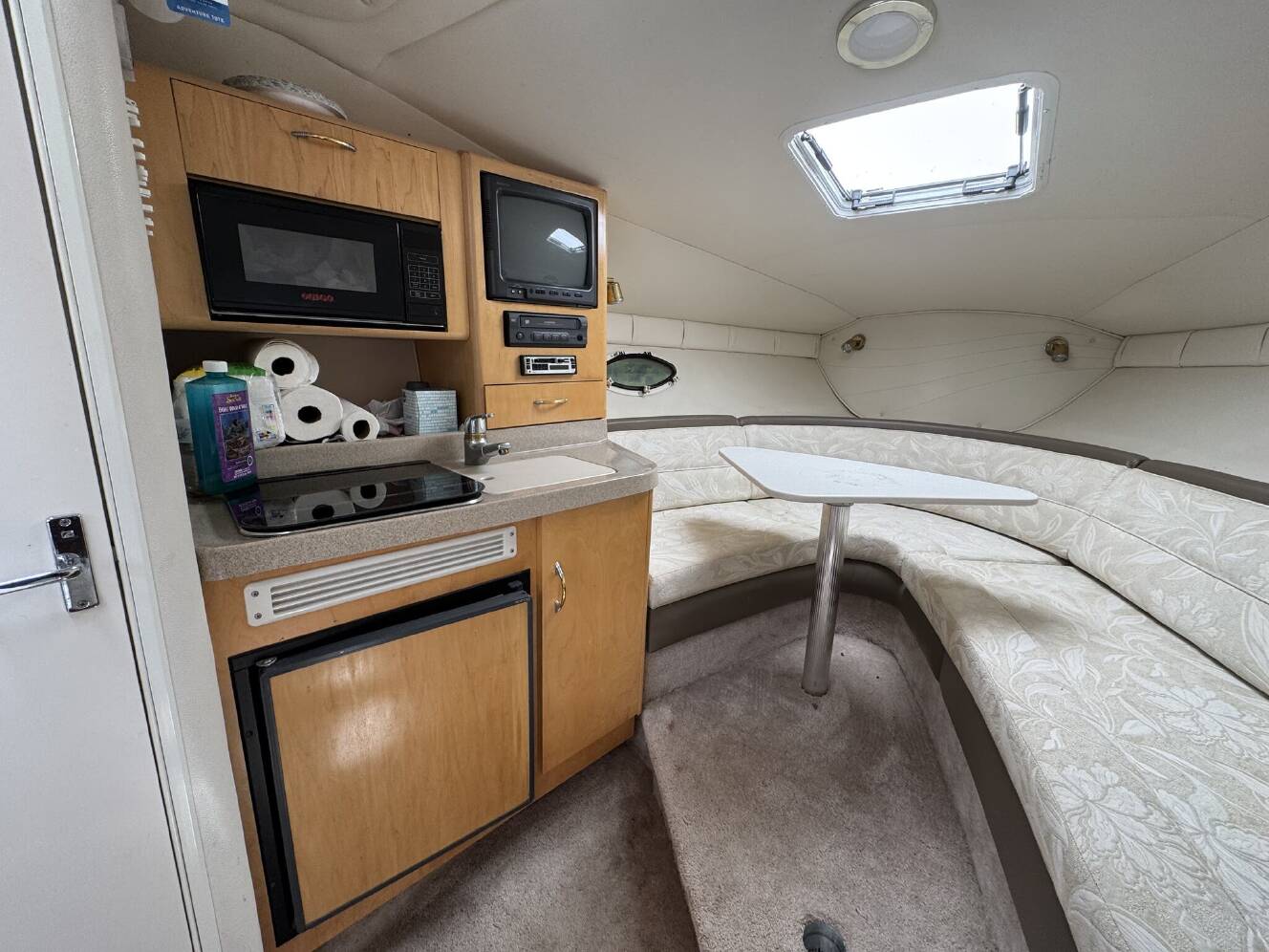 A photo of this 2000 Larson Cabrio 270