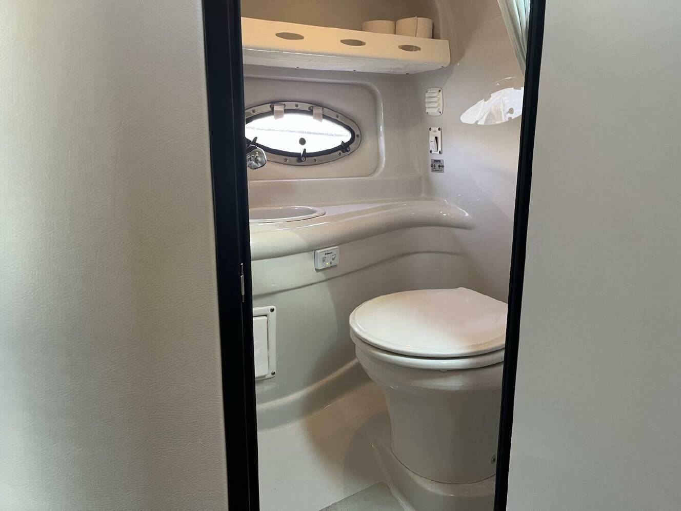 A photo of this 2011 Crownline 286 SC