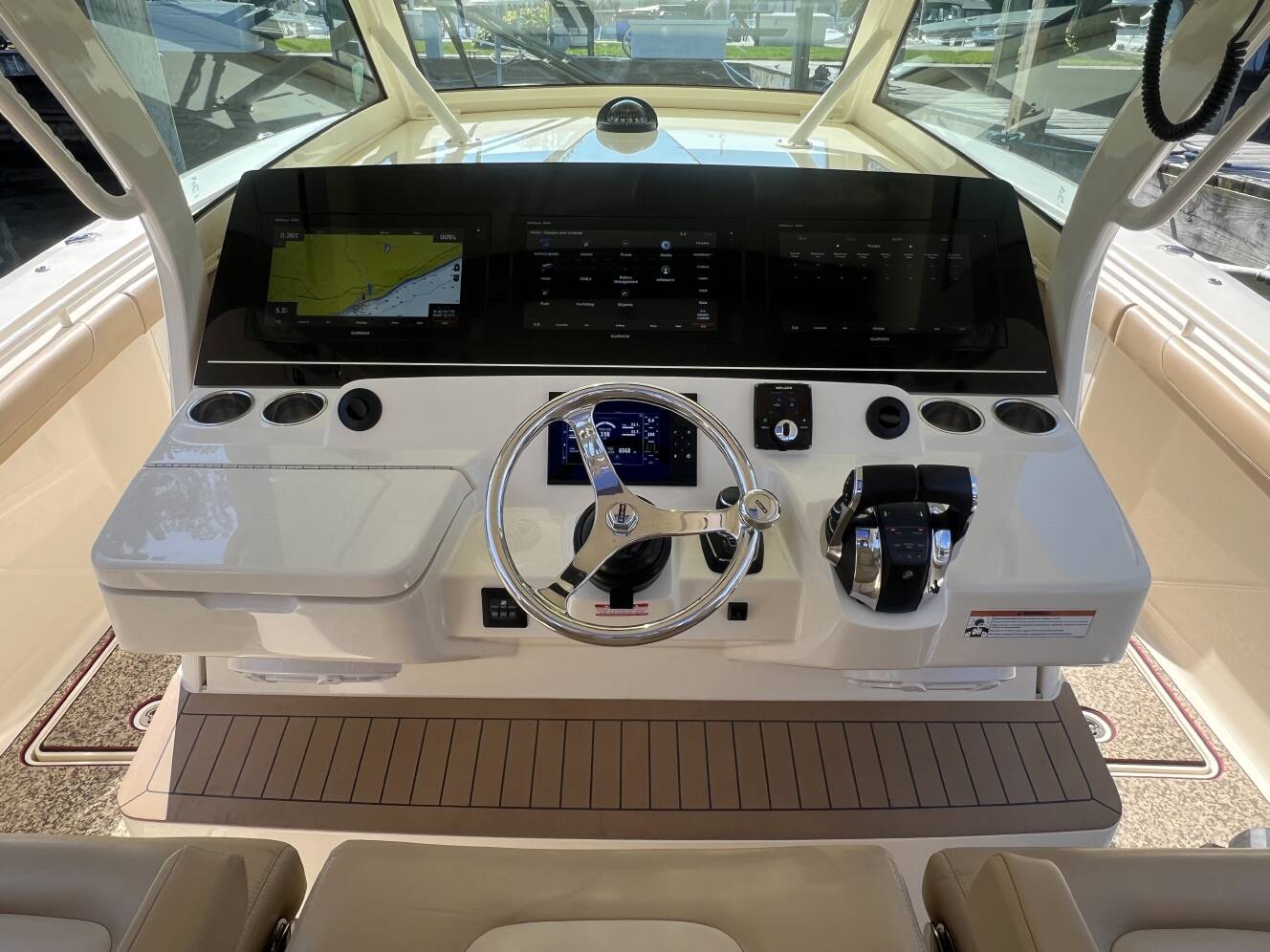 A photo of this 2020 Scout Boats 380 LXF